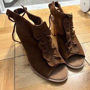 Brand new TOMS shoes block heels 8.5M